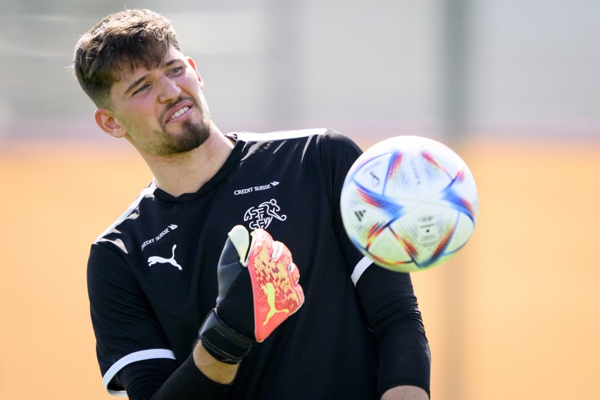 epa10312475 Switzerland&#039;s goalkeeper Gregor Kobel attends an open training session of Swiss national soccer team in preparation for the FIFA World Cup Qatar 2022 at the University of Doha for Sci ...