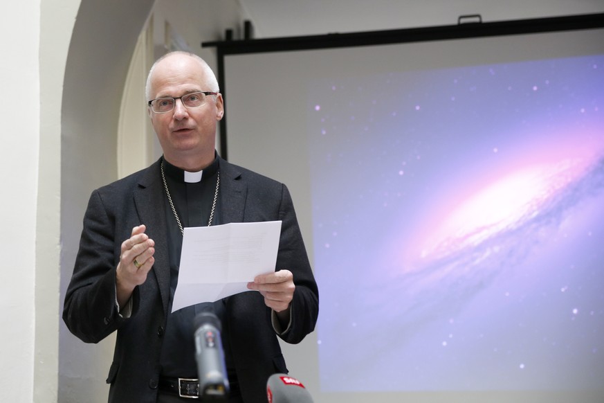 Bischof Charles Morerod spricht waehrend einer Medienkonferenz ueber die Studie ueber das Institut Marini, am Dienstag, 26. Januar 2016, in Fribourg. Im katholischen Pensionat Marini im Kanton Freibur ...