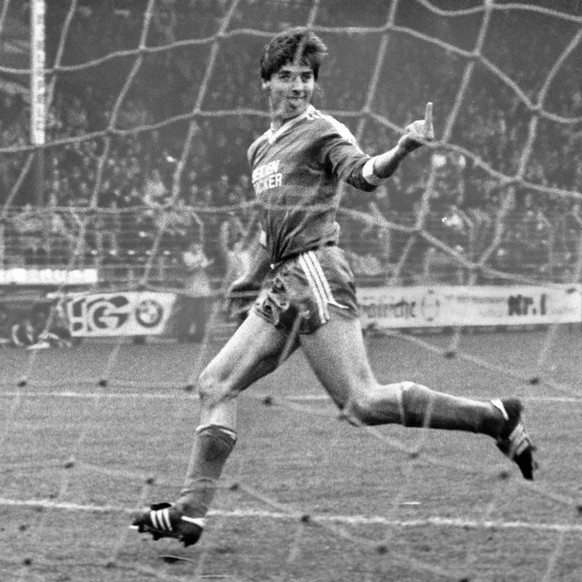 Bildnummer: 14004794 Datum: 04.05.1985 Copyright: imago/pmk
Arminia Bielefeld - Karlsruher SC 4:1 - Jubel von Siegfried Reich (Bielefeld) mit Mittelfinger; 8539 Fussball Herren 1. BL GER sw vneg ysf  ...