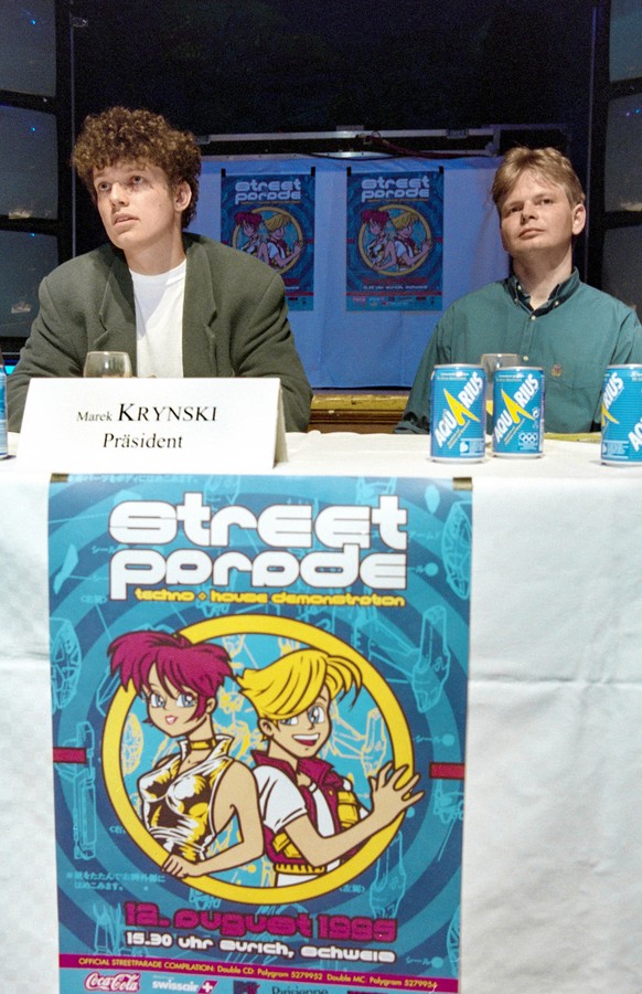 Marek Krynski, links, Gruender und OK-Praesident der Street Parade in Zuerich, und Christoph Soltmannowski, rechts aufgenommen am 9. August 1995 bei einer Pressekonferenz zur Street Parade. (KEYSTONE/ ...