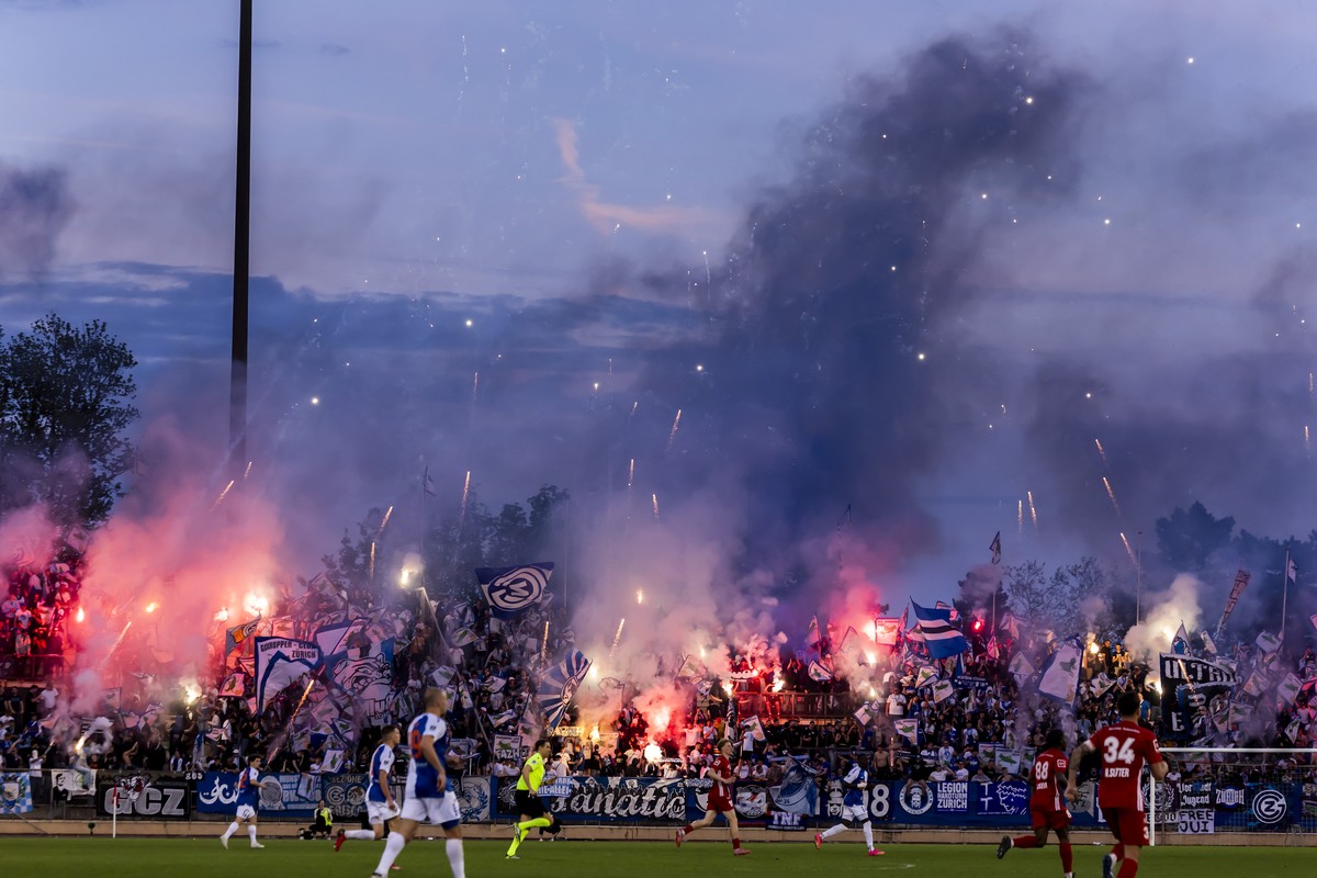 KEYPIX - Grasshopper ultra supporters light smoke flares and fireworks, during the Swiss Cup semifinal between FC Stade Lausanne-Ouchy, SLO, and Grasshopper Club Zuerich, GC, at the Stade Olympique de ...