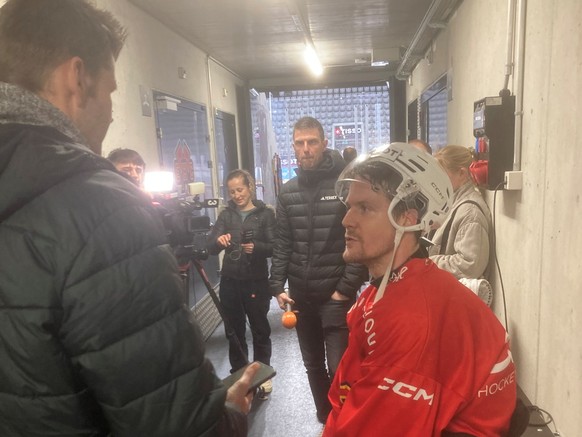 Gaëtan Haas - belagert von den Chronistinnen und Chronisten im Kabinengang