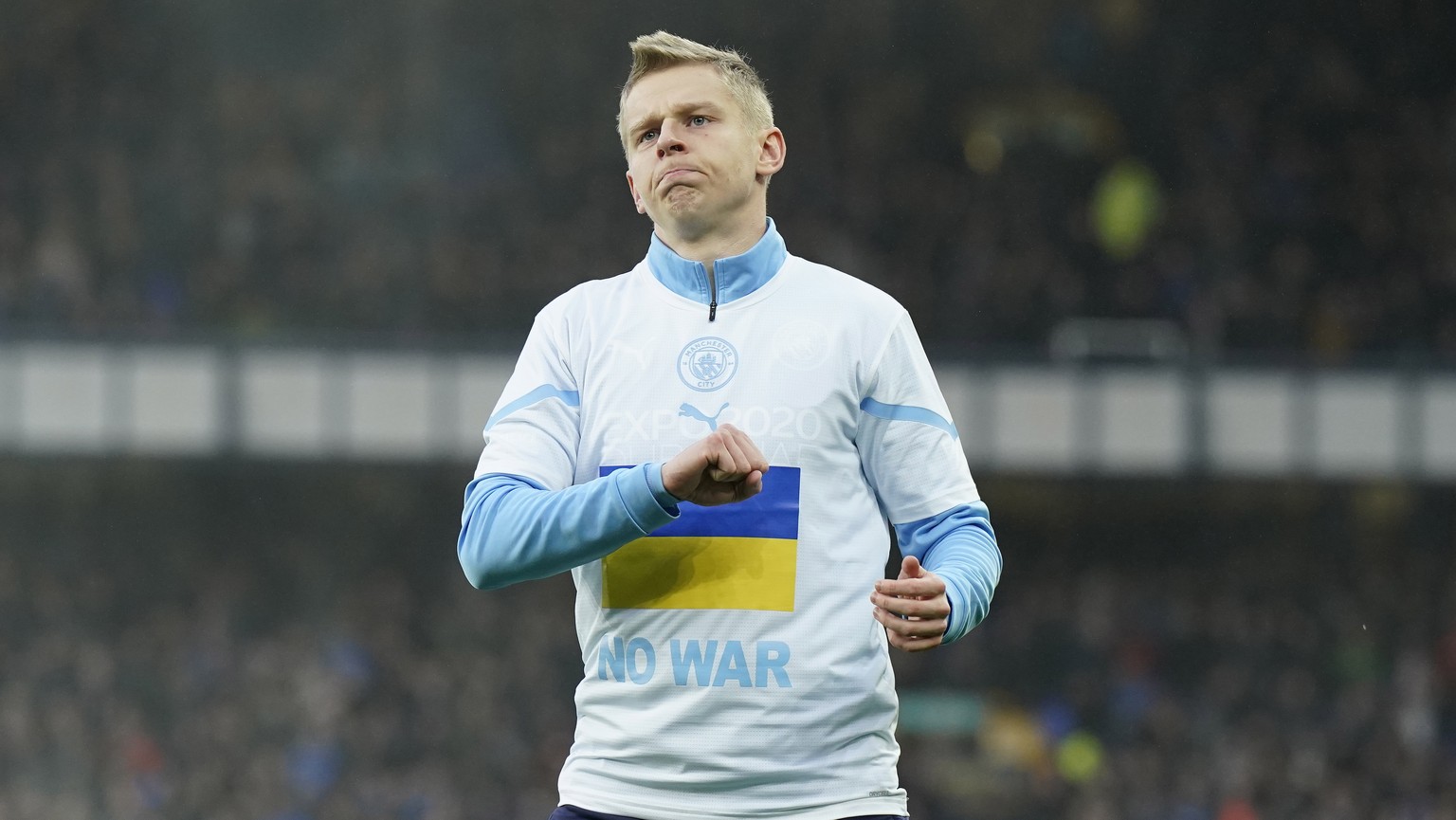 epa09787350 Oleksandr Zinchenko of Manchester City wears a shirt reading &#039;No War&#039; as he warms up for the English Premier League soccer match between Everton FC and Manchester City in Liverpo ...
