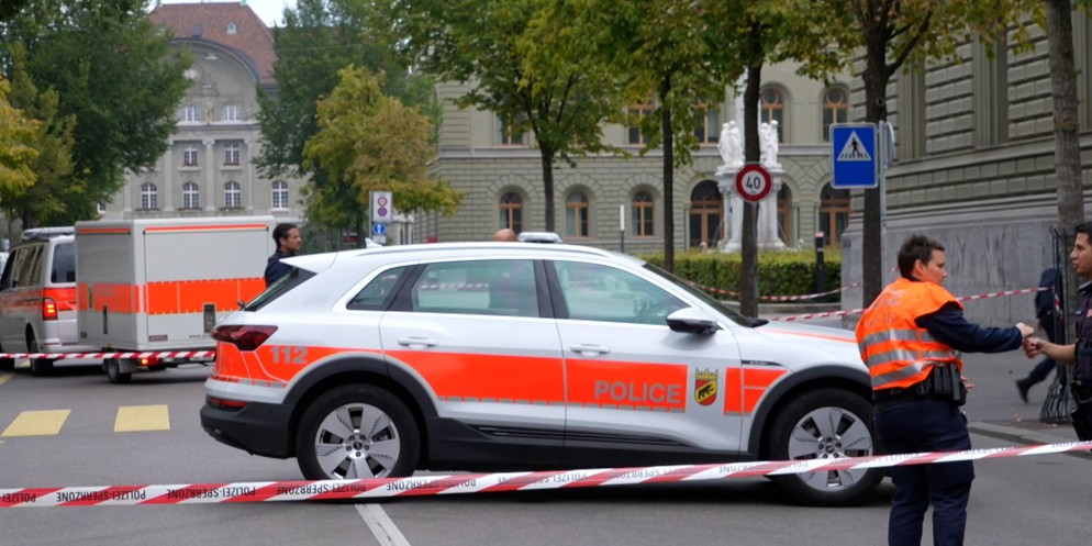 Am Mittwochmittag wurde der Bundesplatz und die Strasse vor dem Bundeshaus West abgesperrt. Die Polizei bestätigt einen Einsatz wegen verdächtigen Gegenständen. Die Sperrzone wurde mehrmals erweitert  ...