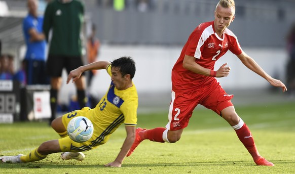 02.09.2016; Biel; Fussball U21 EM Quali - Schweiz - Kasachstan;
Berik Shaikhov (KAZ) gegen Florent Hadergjonaj (SUI)
 (Urs Lindt/freshfocus)