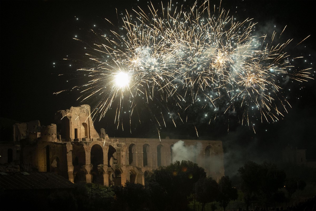 epa07256402 Fireworks lit the night sky during a show at Circus Maximus as part of New Year's celebrations in Rome, Italy, 01 January 2019. EPA/MASSIMO PERCOSSI
