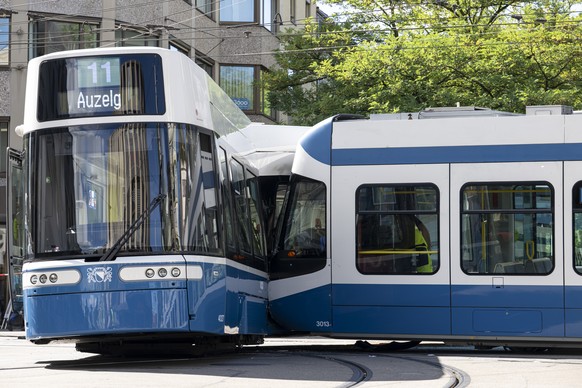 Zusammenstoss von zwei Trams der Linien 11 und 14 beim Sternen in Oerlikon am Montag, 15. September 2025. (KEYSTONE/Andreas Becker)