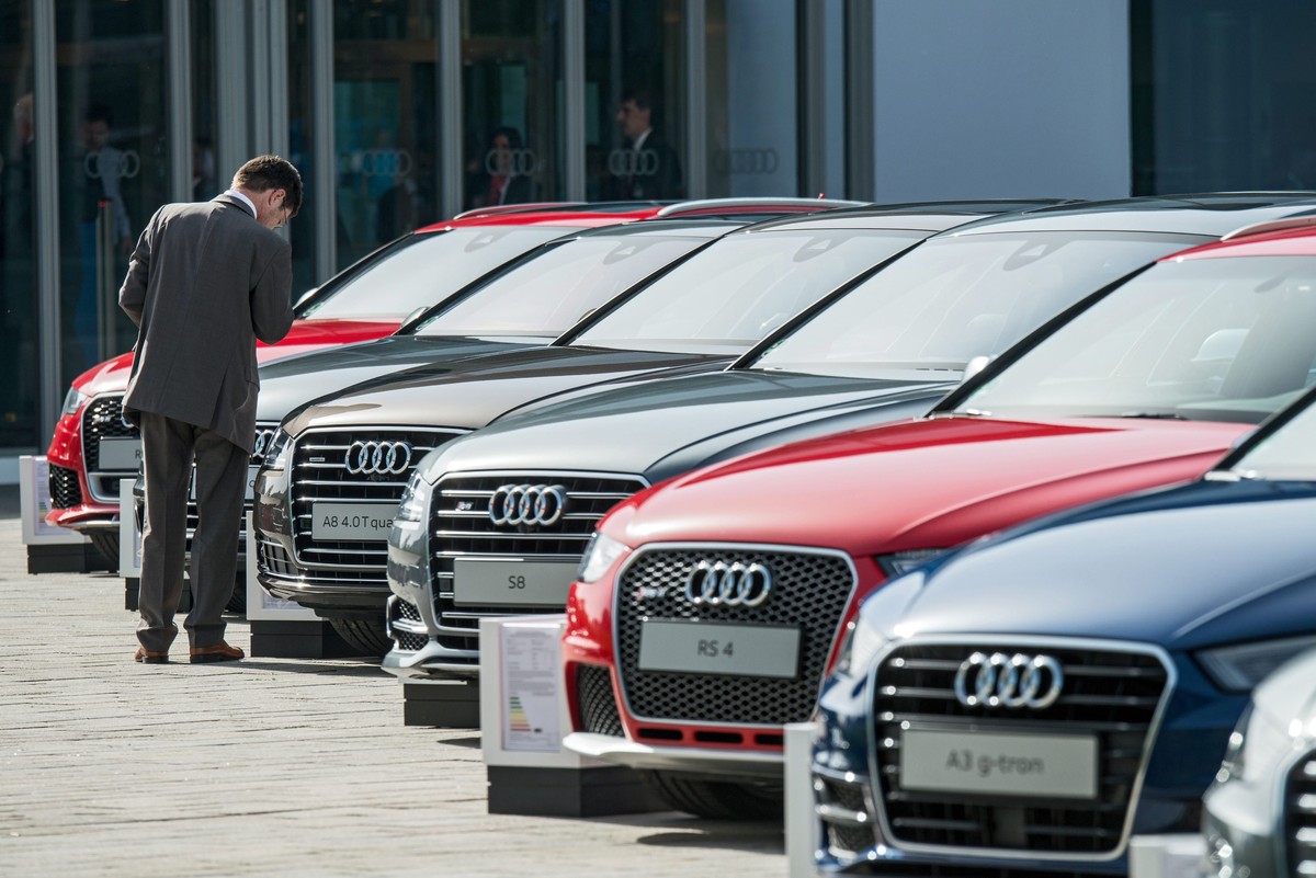 epa04954049 (FILE) A file picture dated 22 May 2014 of a man looking at Audi cars before the Audi general meeting in Ingolstadt, Germany. Volkswagen luxury car offshoot Audi said 28 September 2015 tha ...