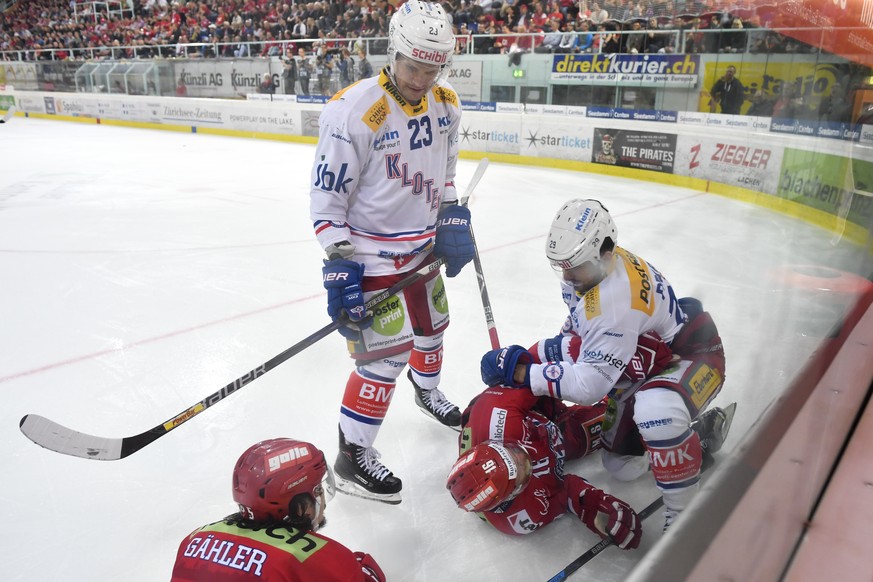 Klotens Tommi Santala, links, und Vincent Praplan, rechts, gegen Martin Ness von Rapperswil im vierten Eishockey Spiel der Ligaqualifikation der National League zwischen den SC Rapperswil-Jona Lakers  ...