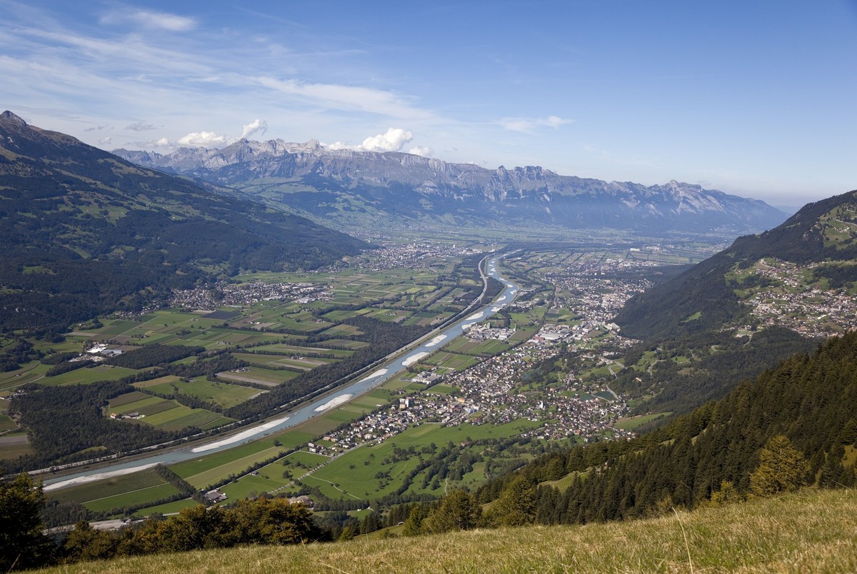 Blick von der Siedlung Tuass oberhalb Triesen im Fuerstentum Liechtenstein auf den Alpenrhein mit den St. Galler Oberlaendergemeinden Sevelen und Buchs und dem Alpstein im Hintergrund, links vom Rhein ...