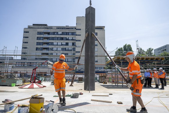 Ein Stuetzspfeiler wird gesetzt, anlaesslich einer Medienfuehrung durch die Baustelle des Spital Neubau in Wolhusen vor dem bestehenden Spitalgebaeude des Kantonsspital Wolhusen der Luzerner Kantonssp ...