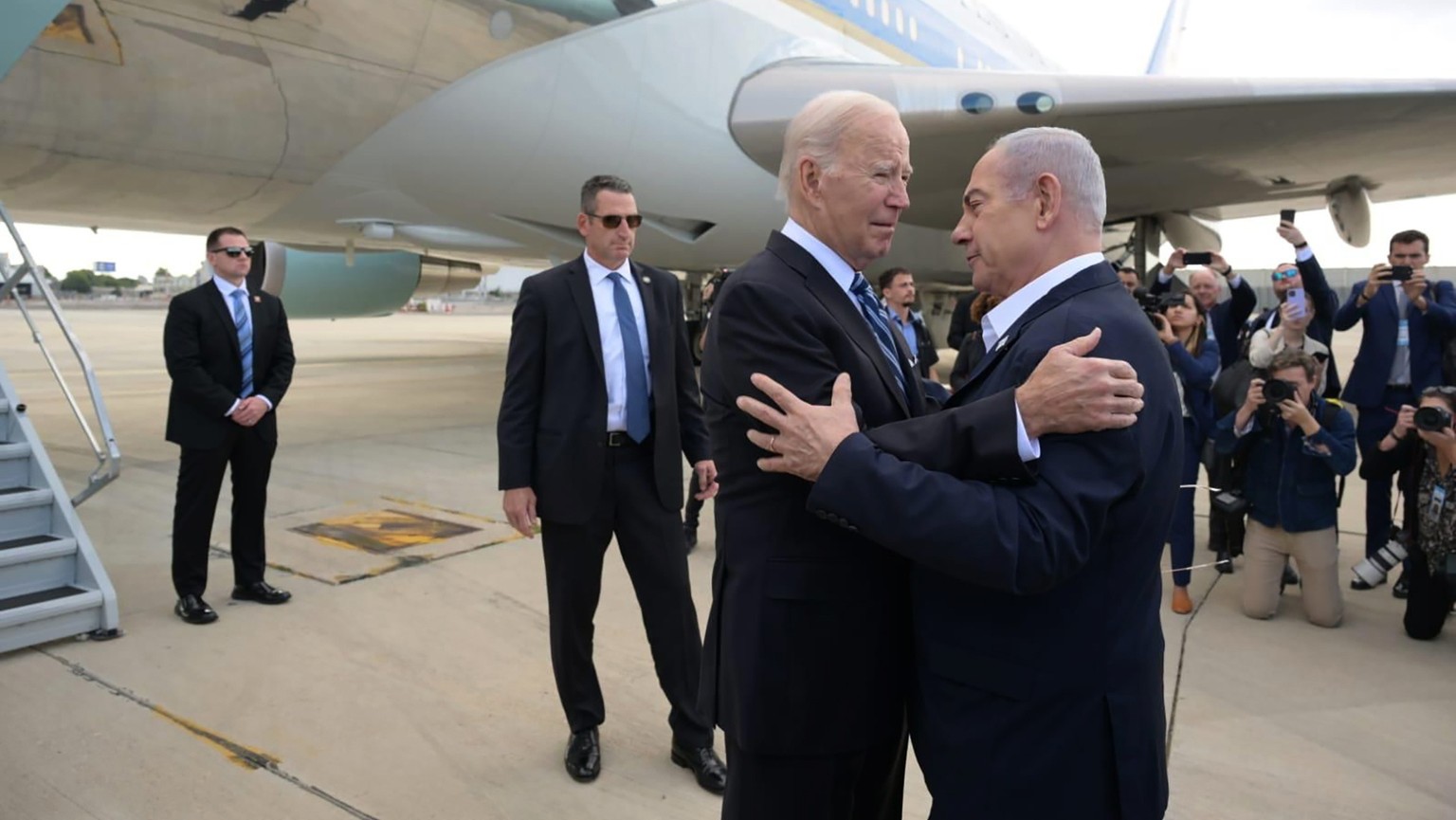 epa10925165 A handout photo made available by Israel&#039;s Government Press Office (GPO) shows Israeli Prime Minister Benjamin Netanyahu (R) welcoming US President Joe Biden to Israel, at Ben-Gurion  ...