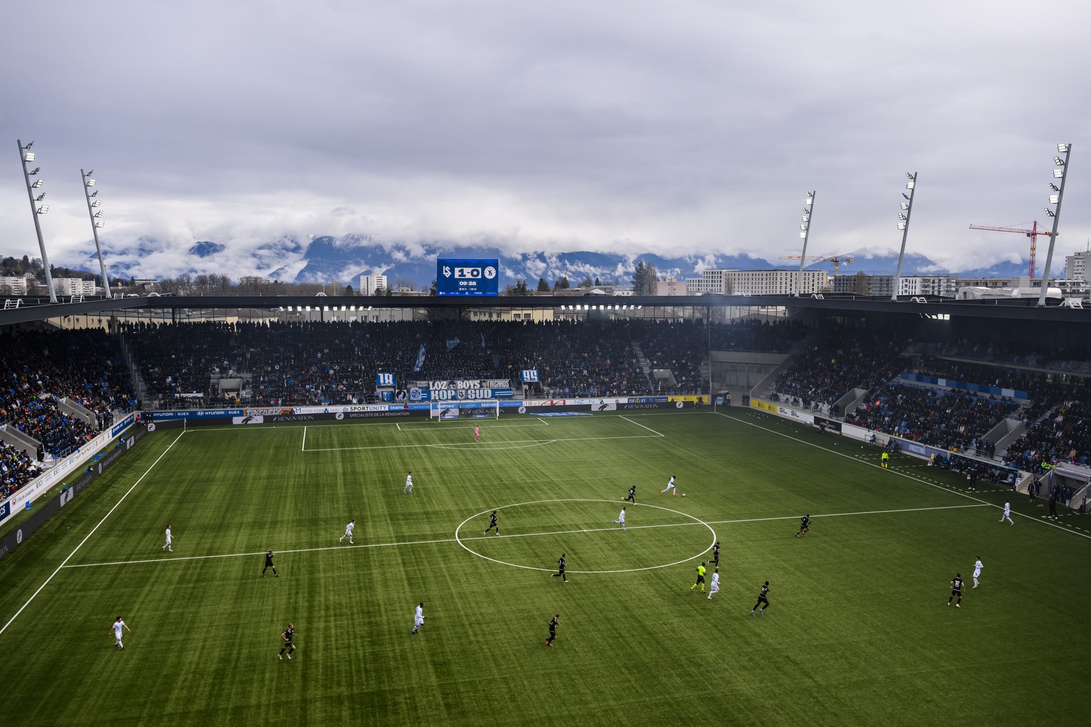 Une vue en hauteur du terrain avec les deux equipes en action lors de la rencontre de football de Challenge League entre FC Lausanne-Sport et Yverdon Sport FC le dimanche 2 avril 2023 au sade de la Tu ...