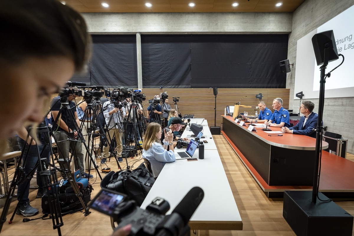 KEYPIX - Head of the Aargau Stationed Police Division Matthias Schildknecht, Aargau Canton Police Commander, Michael Leupold and Senior Public Prosecutor Lenzburg-Aargau Christoph Ruedi, left to right ...