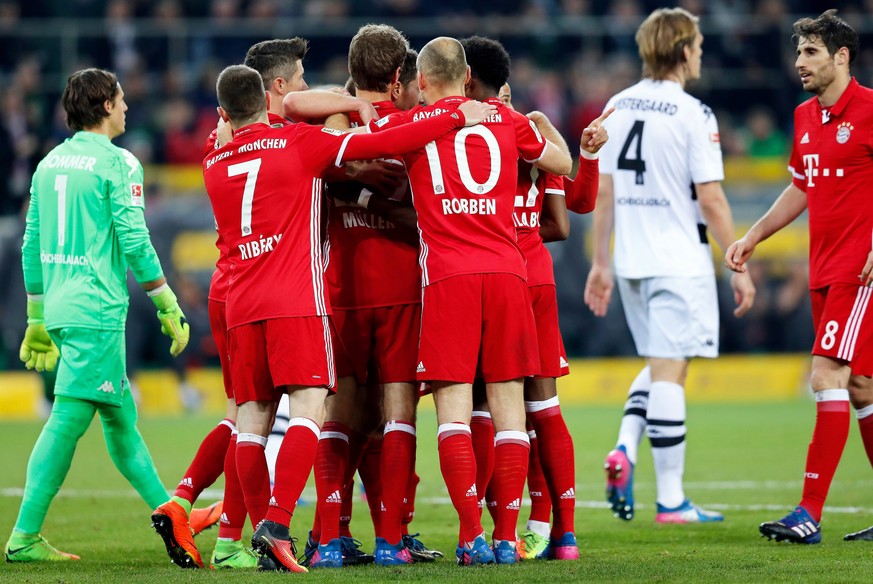 epa05858540 Bayern Munich&#039;s Thomas Mueller (C) celebrates with his teammates after scoring the 1-0 lead during the German Bundesliga soccer match between Borussia Moenchengladbach and Bayern Muni ...