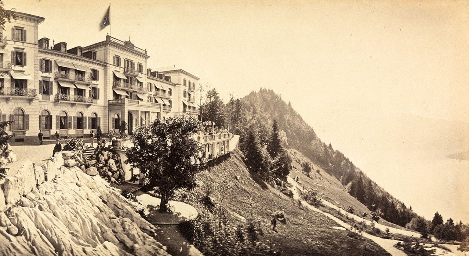 Das Hotel Bürgenstock, um 1877.
https://ba.e-pics.ethz.ch/catalog/ETHBIB.Bildarchiv/r/258596/viewmode=infoview