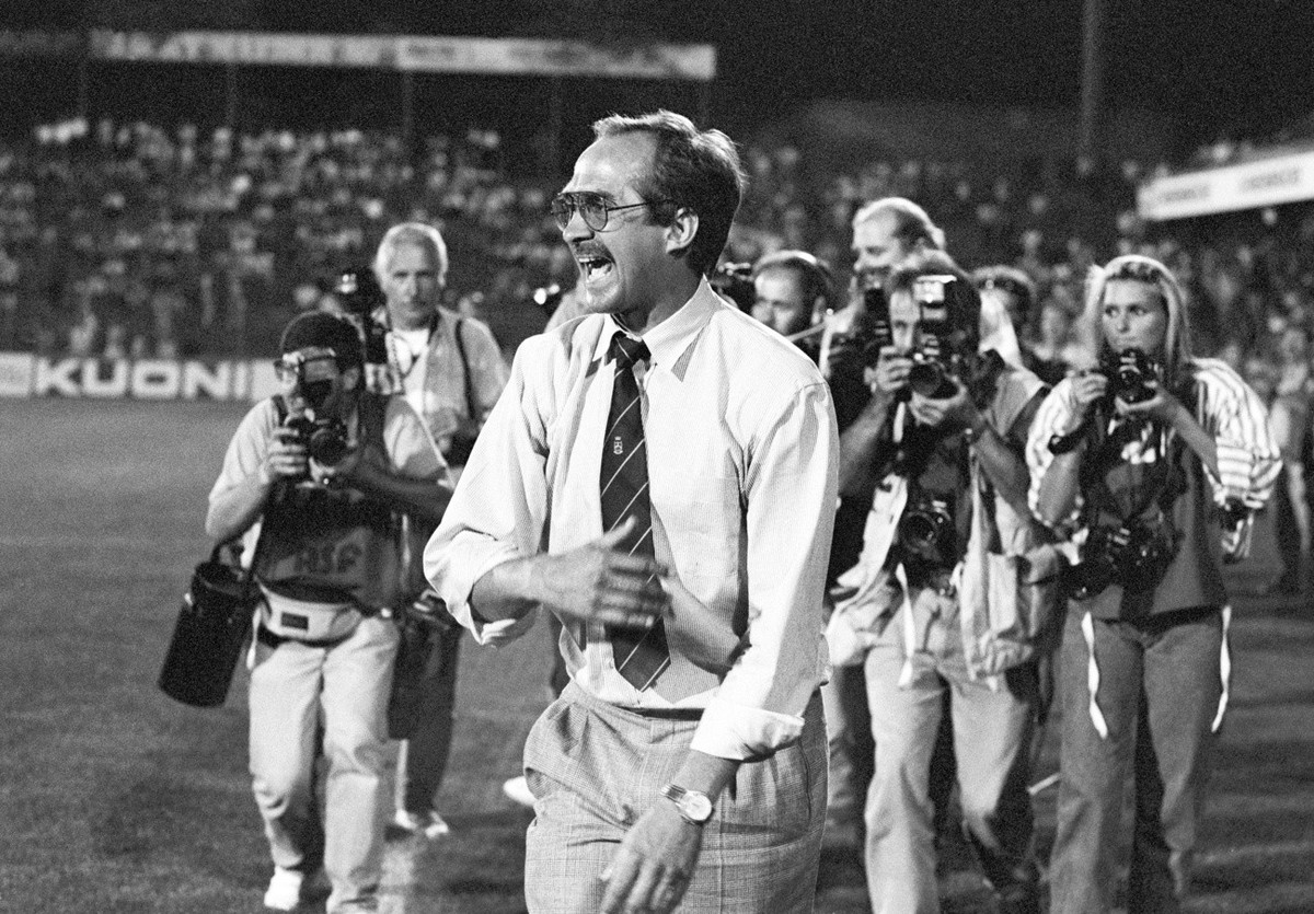 Fotografen machen waehrend des Laenderspiels Schweiz-Brasilien am 21. Juni 1989 im St. Jakob Stadion in Basel Aufnahmen von Uli Stielike, dem Coach der Schweizer Fussballnationalmannschaft. Die Schwei ...