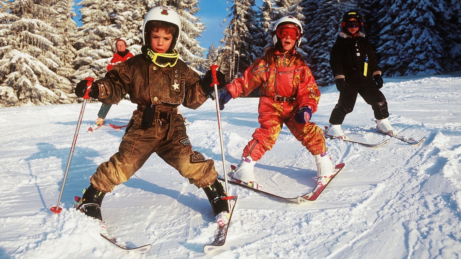 Skiing, ski school, child, children, trunk, helmet, safety, slope, in the ski area of ​​Gstaad in the Bernese Oberland, taken in 1994. (KEYSTONE/Martin Ruetschi) [Original: DIA, STOCKBILD-ARCHIV]