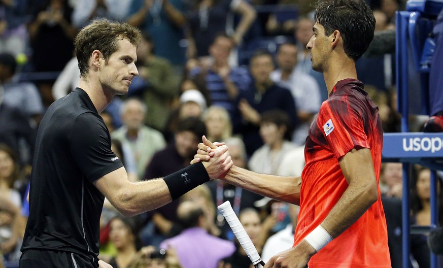 Andy Murray holt sich die Gratulationen von Thomaz Bellucci ab.