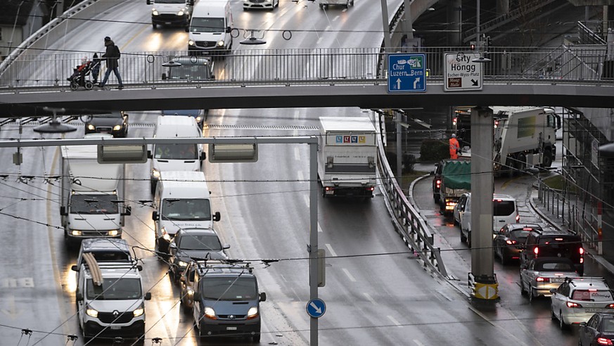 Kein anderer Verkehrsträger belastet die Allgemeinheit so stark wie die Strasse. Die ungedeckten Kosten für Unfälle, Umwelt- und Gesundheitsschäden belaufen sich auf über 8 Milliarden Franken pro Jahr ...