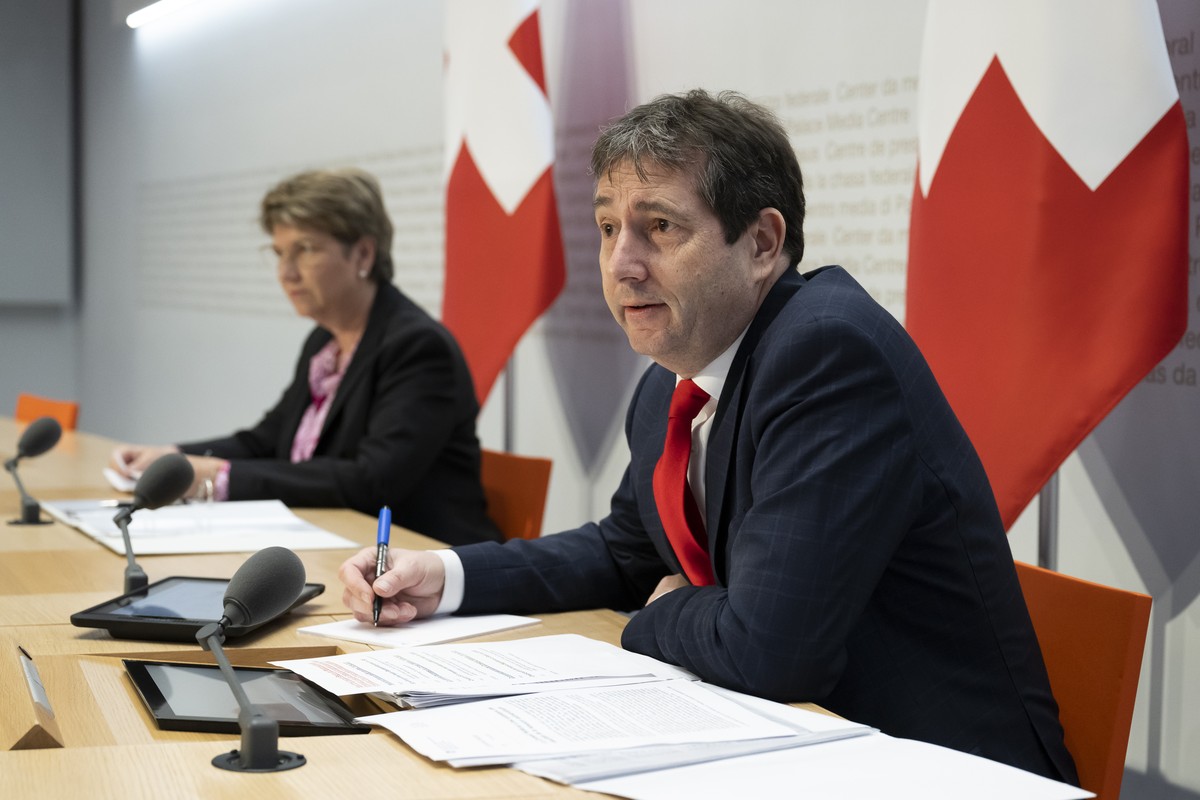 Andre Simonazzi, Bundesratssprecher, rechts, spricht neben Bundesraetin Viola Amherd, Chefin des Eidgenoessischen Departements fuer Verteidigung, Bevoelkerungsschutz und Sport (VBS), links, kurz vor e ...