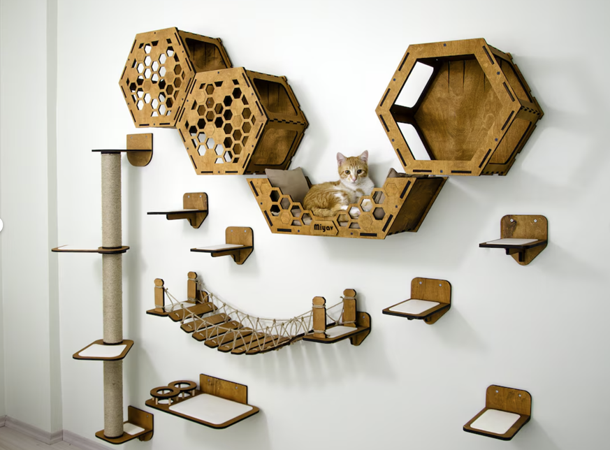 Katzenmöbel an die Wand als Weihnachtsgeschenk für das geliebte Haustier