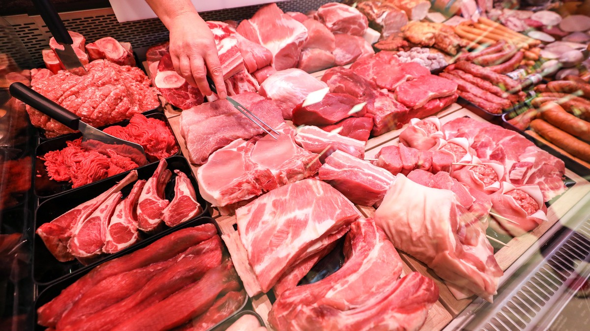 ARCHIV - 15.11.2019, Sachsen, Leipzig: Fleisch liegt in einer Verkaufstheke. (zu dpa: