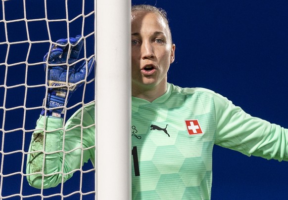 Swiss goalkeeper Gaelle Thalmann advises her teammates during the women