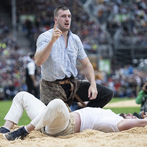 Damian Ott, oben, gewinnt gegen Fredi Bruhin, im zweiten Gang, am Eidgenoessischen Schwing- und Aelplerfest 2025 Glarnerland (ESAF), am Samstag, 30. August 2025, in Mollis. (KEYSTONE/Gian Ehrenzeller)