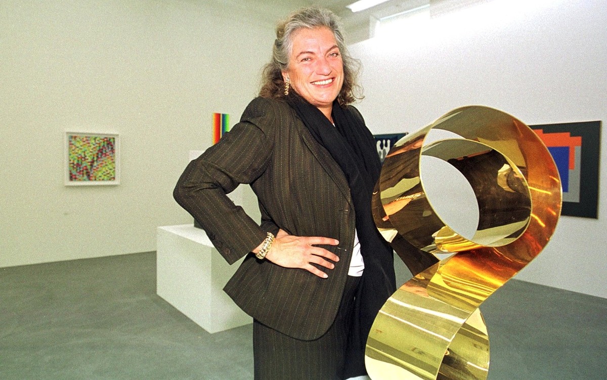 Ellen Ringier, Praesidentin des Stiftungsrates der Stiftung fuer konstruktive und konkrete Kunst Zuerich, posiert vor einem Exponat der Ausstellung " Schweiz konkret" im neuen Museum "H ...