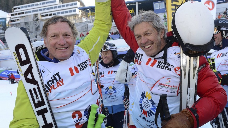 epa03577162 Former ski racers Franz Klammer (L) of Austria and Swiss Bernhard Russi (R) attend a charity race at the Alpine Skiing World Championships in Schladming, Austria, 10 February 2013. EPA/HEL ...