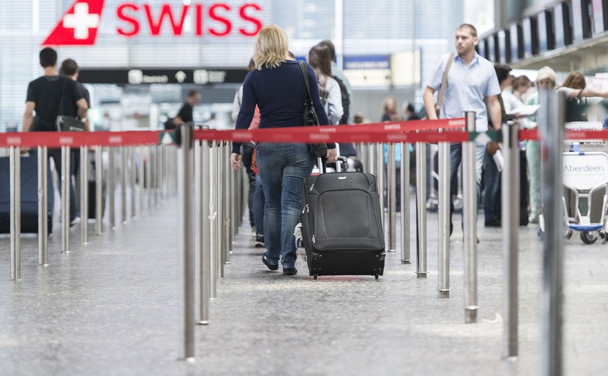 ZUR HEUTIGEN VEROEFFENTLICHUNG DER PASSAGIERZAHLEN 2014 DER SWISS STELLEN WIR IHNEN FOLGENDES BILDMATERIAL ZUR VERFUEGUNG --- Passengers queue in the check-in hall 1 at Zurich Airport, pictured in Klo ...