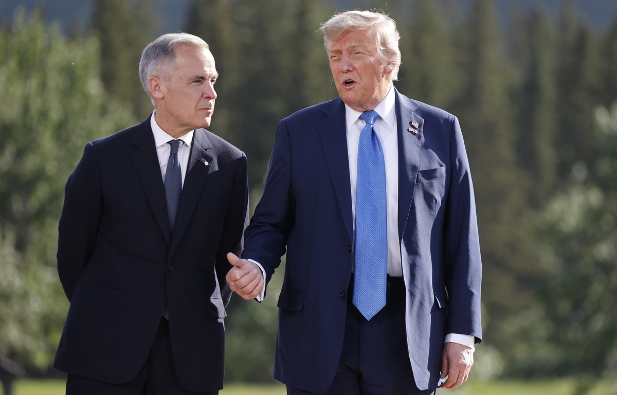 epa12180138 (L-R) Canadian Prime Minister Mark Carney and US President Donald Trump talk during a family photo at the Group of Seven (G7) Summit at the Kananaskis Country Golf Course in Kananaskis, Al ...