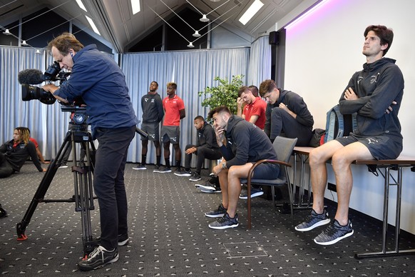 Die Spieler der Schweizer Fussballnationalmannschaftan einer Medienkonferenz des Schweizer Fussballverbandes in Feusisberg (SZ) am Dienstag, 4. September 2018. (KEYSTONE/Walter Bieri)