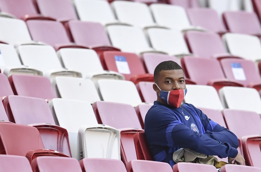 epaselect epa08599790 Paris Saint Germain&#039;s substitute player Kylian Mbappe in the stands during the UEFA Champions League quarter final match between Atalanta and Paris Saint-Germain in Lisbon,  ...