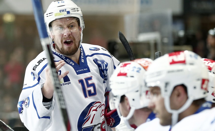 ARCHIV --- ZUR VERTRAGSVERLAENGERUNG VON ZSC-SPIELER MATHIAS SEGER STELLEN WIR IHNEN FOLGENDES BILD ZUR VERFUEGUNG --- Zuerichs Mathias Seger schimpft mit seinen Teamkollegen im Eishockey-Meisterschaf ...