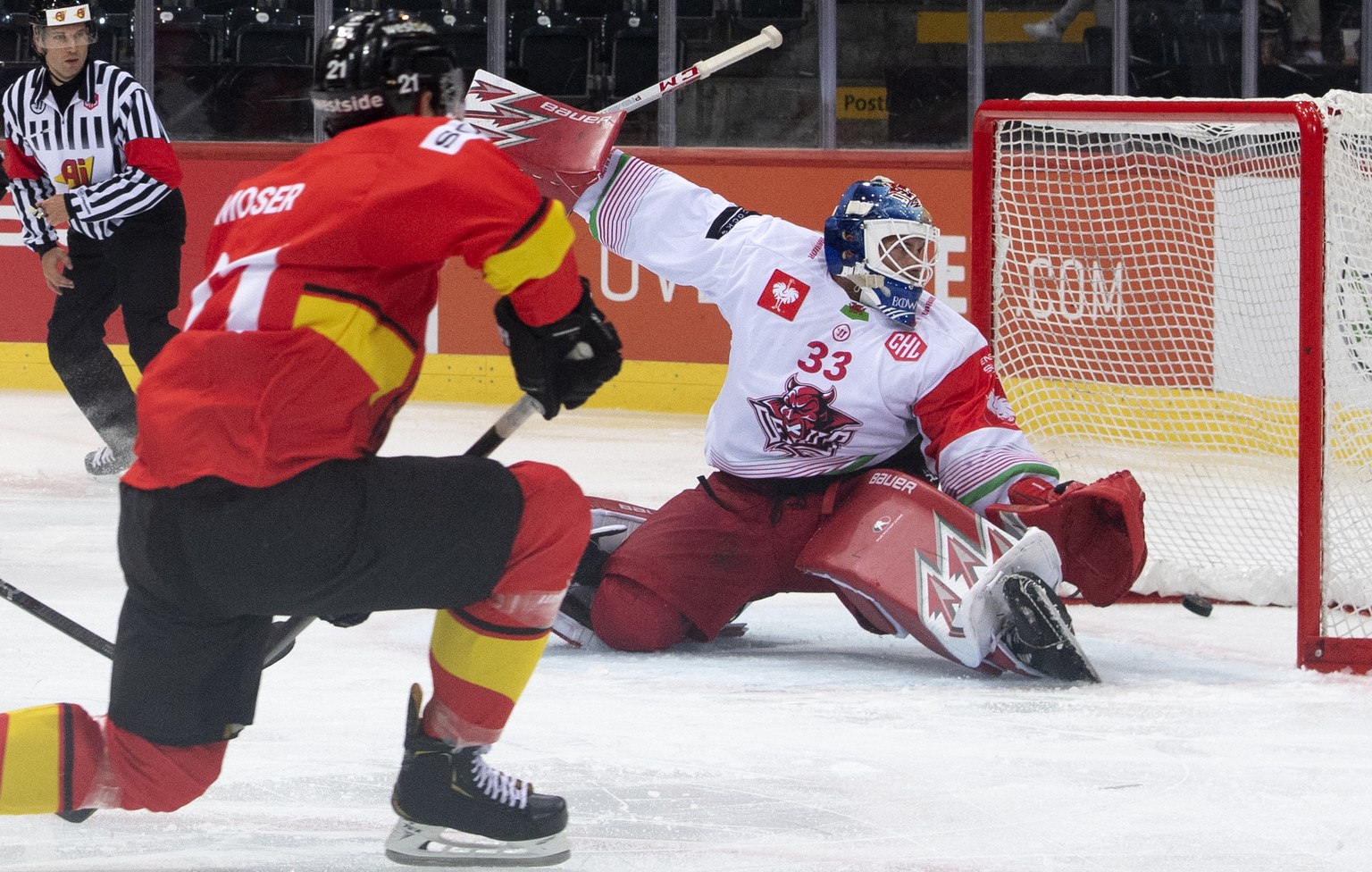 Berns Simon Moser, left, scores a goal against Goalkeeper Ben Bowns from Wales, right, during the Champions Hockey League group G match between Switzerland&#039;s SC Bern and Cardiff Devils from Wales ...