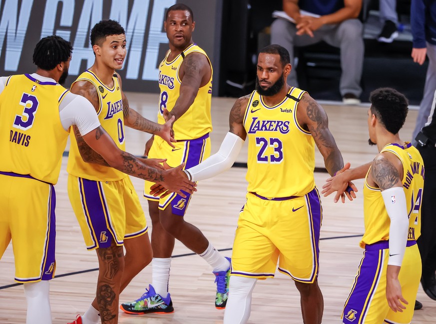 epa08596671 Los Angeles Lakers forward LeBron James (2-R) is greeted by his teammates during the second half of the NBA basketball game between the Denver Nuggets and the Los Angeles Lakers at the ESP ...