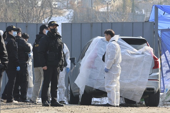 Members of the Korea Crime Scene Investigation team investigate the scene where South Korean actor Lee Sun-kyun was found unconscious in Seoul, South Korea, Wednesday, Dec. 27, 2023. Lee of the Oscar- ...