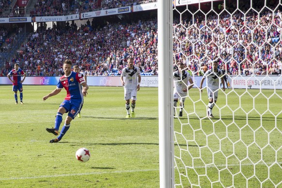 Der Basler Ricky van Wolfswinkel, links, erzielt das 1:0 mittels Foul-Penalty im Fussball Meisterschaftsspiel der Super League zwischen dem FC Basel 1893 und dem FC Lugano, im Stadion St. Jakob-Park i ...