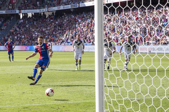 Der Basler Ricky van Wolfswinkel, links, erzielt das 1:0 mittels Foul-Penalty im Fussball Meisterschaftsspiel der Super League zwischen dem FC Basel 1893 und dem FC Lugano, im Stadion St. Jakob-Park i ...