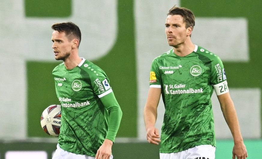 Enttaeuschte St. Gallens Jordi Quintilla, Mitte, und Lukas Goertler nach dem 0-2 im Fussball Super League Spiel zwischen dem FC St. Gallen und dem BSC Young Boys, am Sonntag, 6. Februar 2022, im Kybun ...