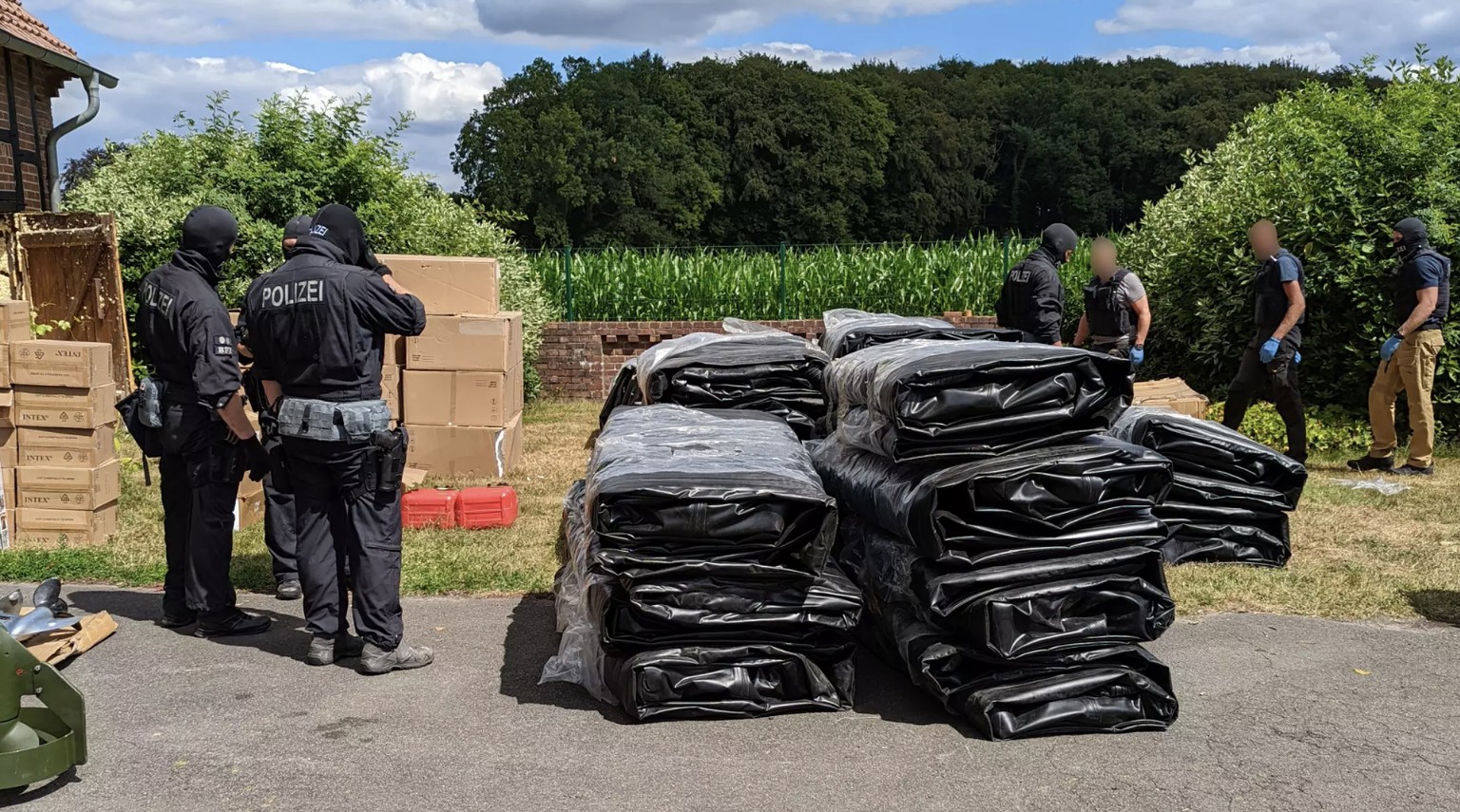 Zu den Sicherstellungen der Europol-Ermittler gehören über 1200 Rettungswesten, etwa 150 Gummiboote, fast 50 Motoren sowie 40'000 Euro in bar, Schusswaffen, Autos und Drogen.