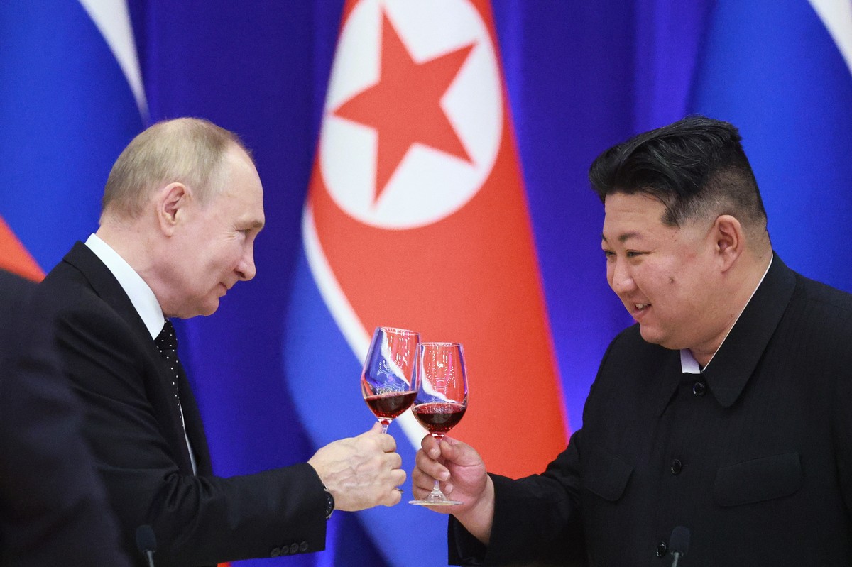 epa11424004 Russian President Vladimir Putin (L) and North Korean leader Kim Jong Un make a toast during a state reception on behalf of DPRK leader Kim Jong-un in honor of Vladimir Putin at the Recept ...