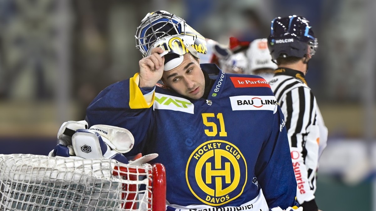 Torhueter Luca Hollenstein (HCD) nach dem 0:3, im Eishockey Spiel der National League zwischen HC Davos, HCD und ZSC Lions, ZSC, am Samstag, 17. Oktober 2026, in der VAT Arena in Davos. (KEYSTONE/Juer ...