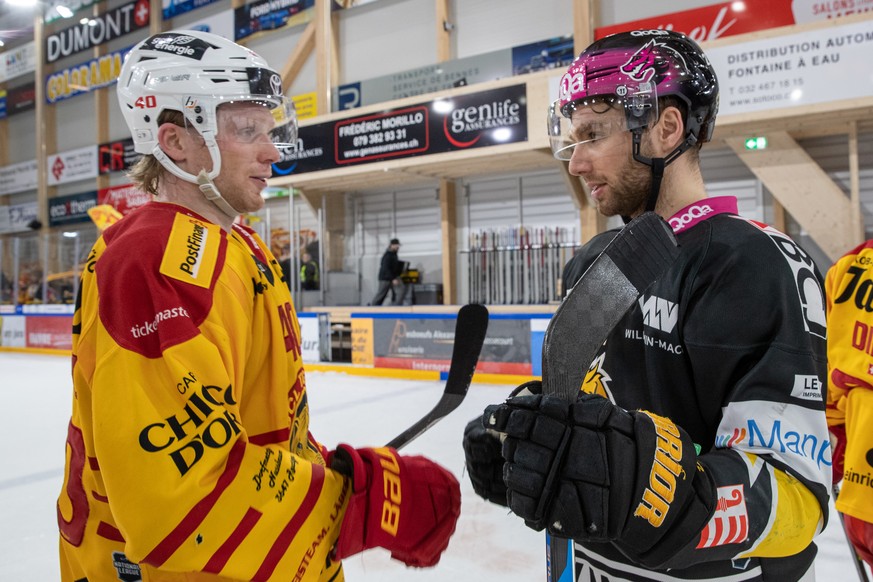 Les freres Flavio Schmutz de Langnau et Reto Schmutz de Ajoie, lors de la rencontre du championnat suisse de hockey sur glace de National League, entre HC Ajoie et SCL Tigers, ce vendredi, 11 mars 202 ...