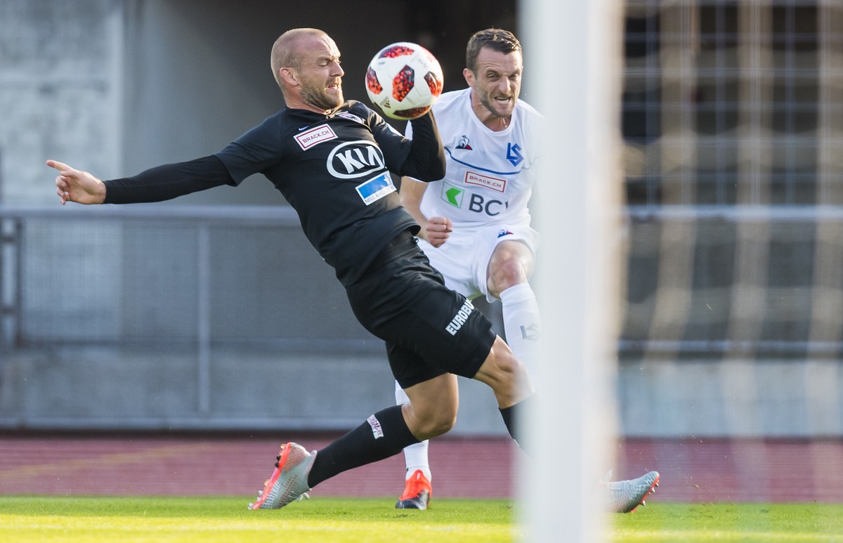 L'attaquant argovien Marco Schneuwly, gauche, lutte pour le ballon le milieu lausannois Christian Schneuwly, droite, lors de la rencontre de football de Challenge League entre le FC Lausanne-Spor ...