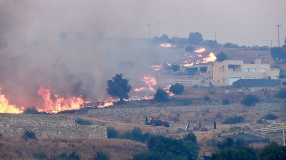 epaselect epa13140353 A fire burns through low-lying vegetation in Krya Vrysi, Rethymno, Crete, Greece, 29 July 2026. More than 150 firefighters, supported by four helicopters and four firefighting ai ...
