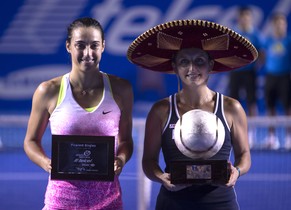 Timea&nbsp;Bacsinszky (mit Sombrero) und Caroline Garcia präsentieren ihre Trophäen.