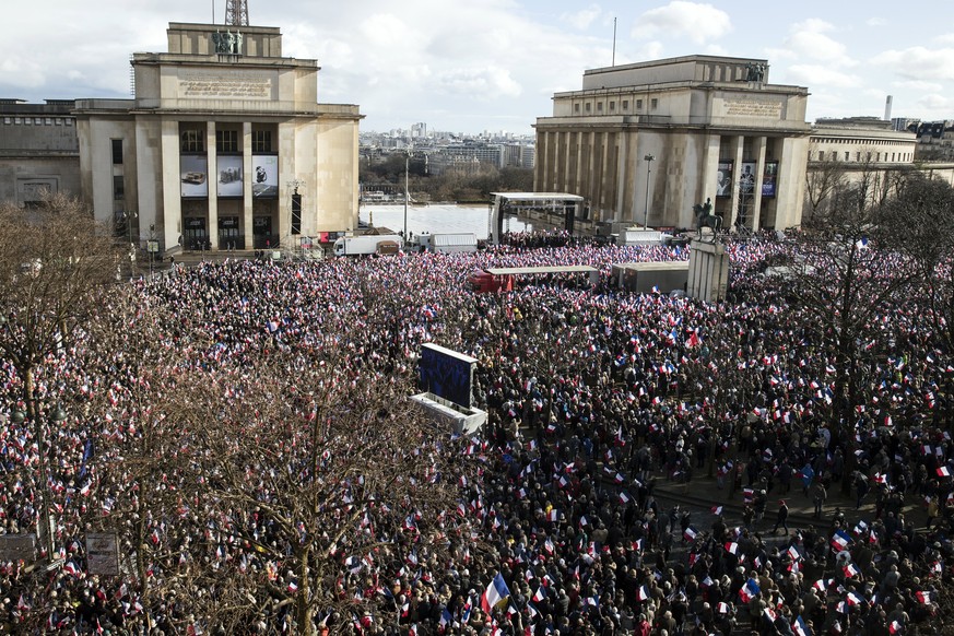 epa05831479 Supporters react as &#039;Les Republicains&#039; party candidate for the 2017 French presidential elections, Francois Fillon delivers a speech during a meeting organized to support him on  ...